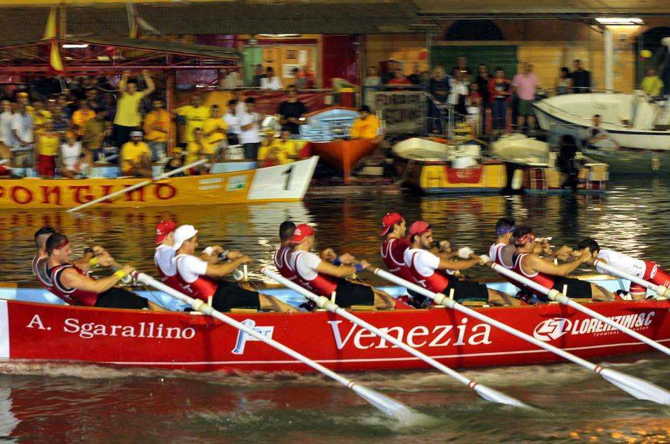 Stasera la crono-sfida nel cuore di Livorno 