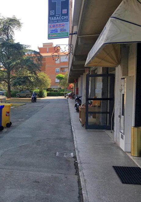 Trovata morta davanti a un negozio casalinga di 50 anni 
