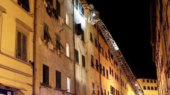 Crolla il soffitto della casa una famiglia evacuata