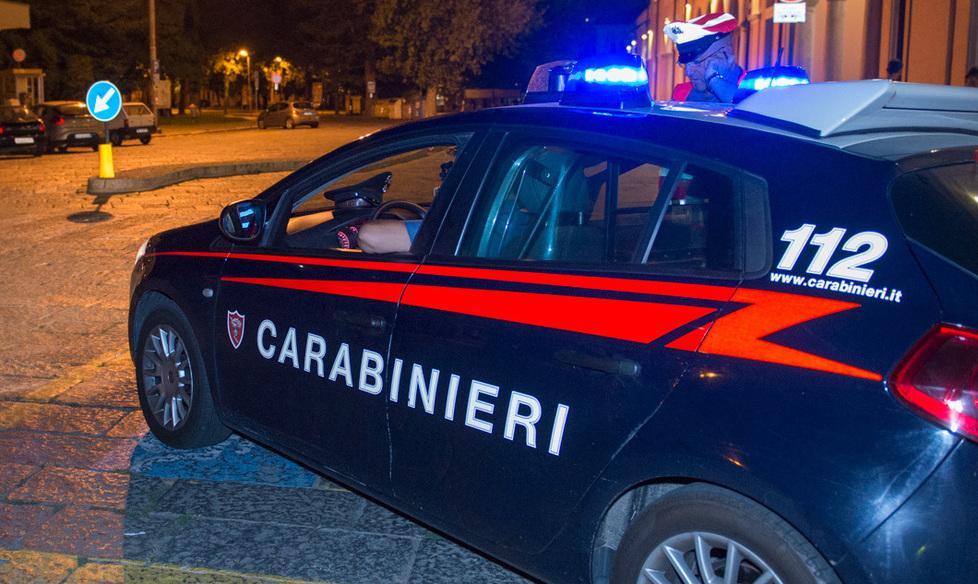 In tre con il “kit dello scasso” si aggirano nel quartiere: presi