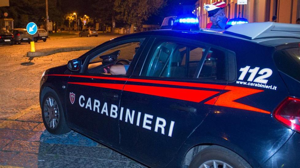 In tre con il “kit dello scasso” si aggirano nel quartiere: presi
