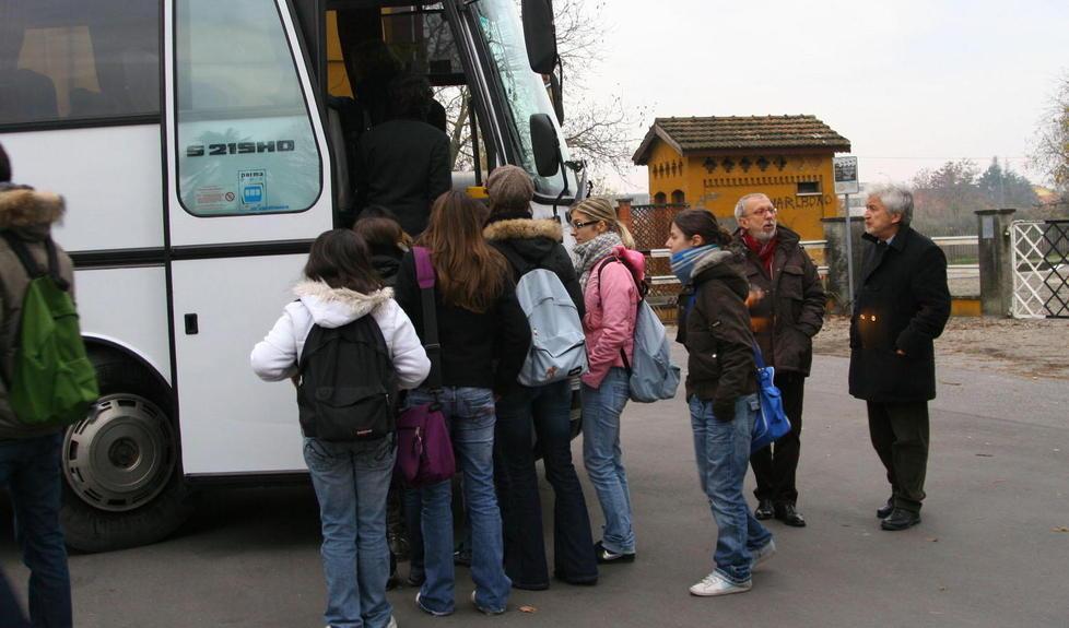Treni in ritardo, bus senza autista: i mille disagi della Parma-Suzzara 