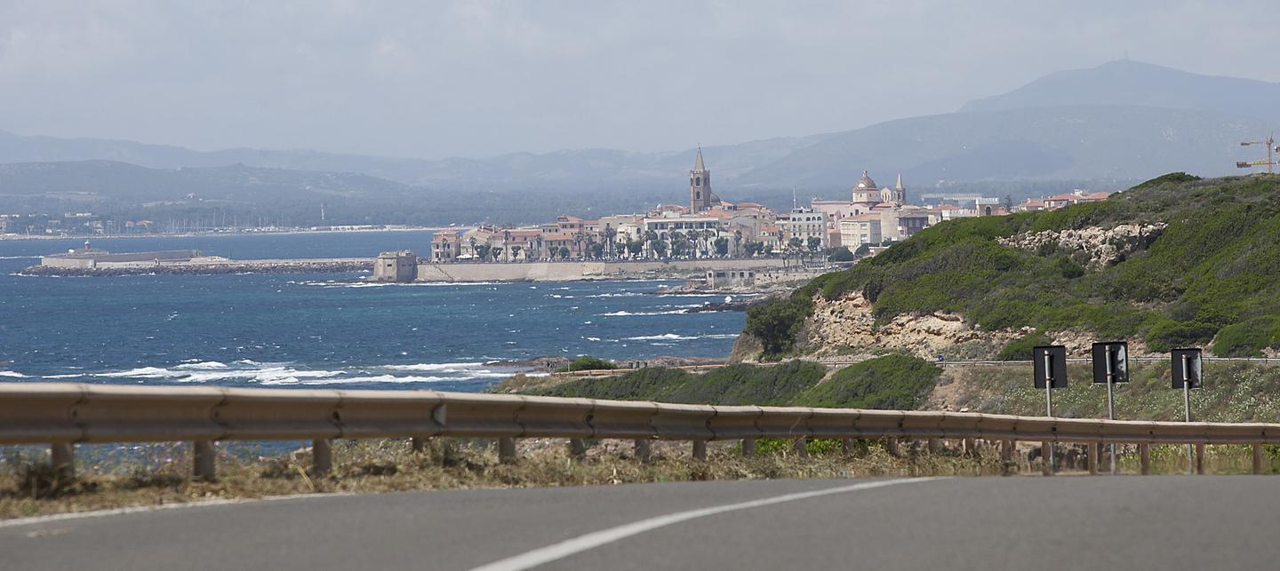 Alghero-Bosa: due ruote a picco sul mare