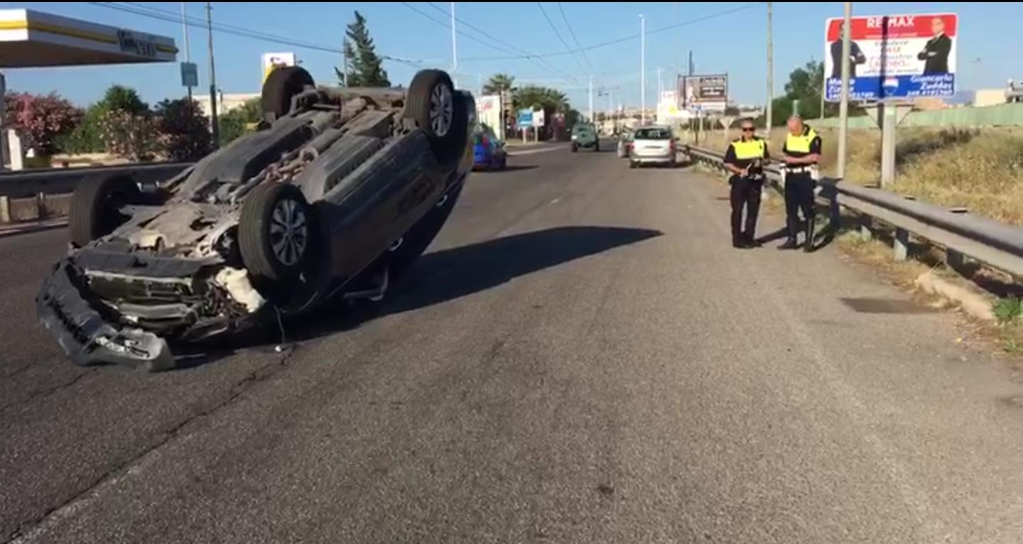 Perde il controllo del suv, sbatte sul guard rail e si rovescia
