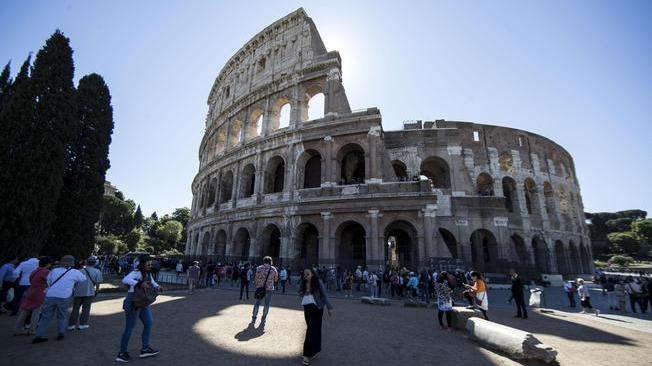Stacca un frammento dal Colosseo, denunciato 