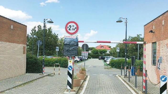 L'ingresso del parcheggio dell'ex vivavio della Forestale a Marina di Cecina (foto Michele Falorni/Silvi)