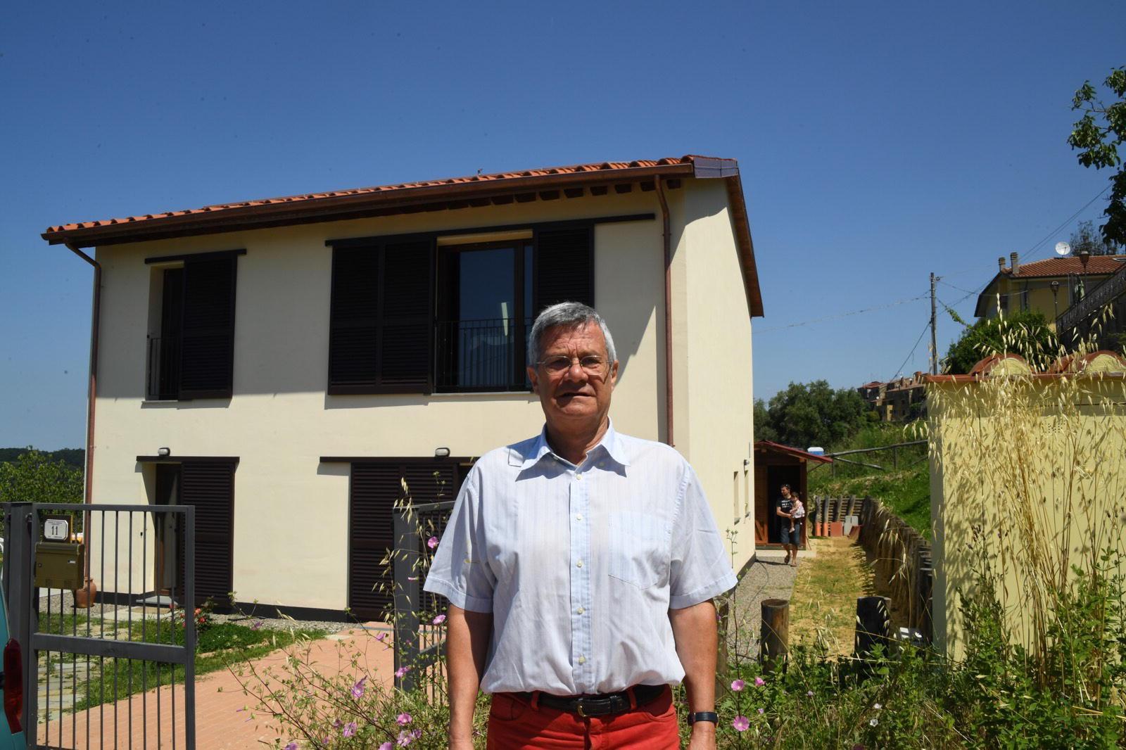 Guido Fabozzi, l’ingegnere che vive nella casa costruita con la paglia (Foto Franco Silvi)