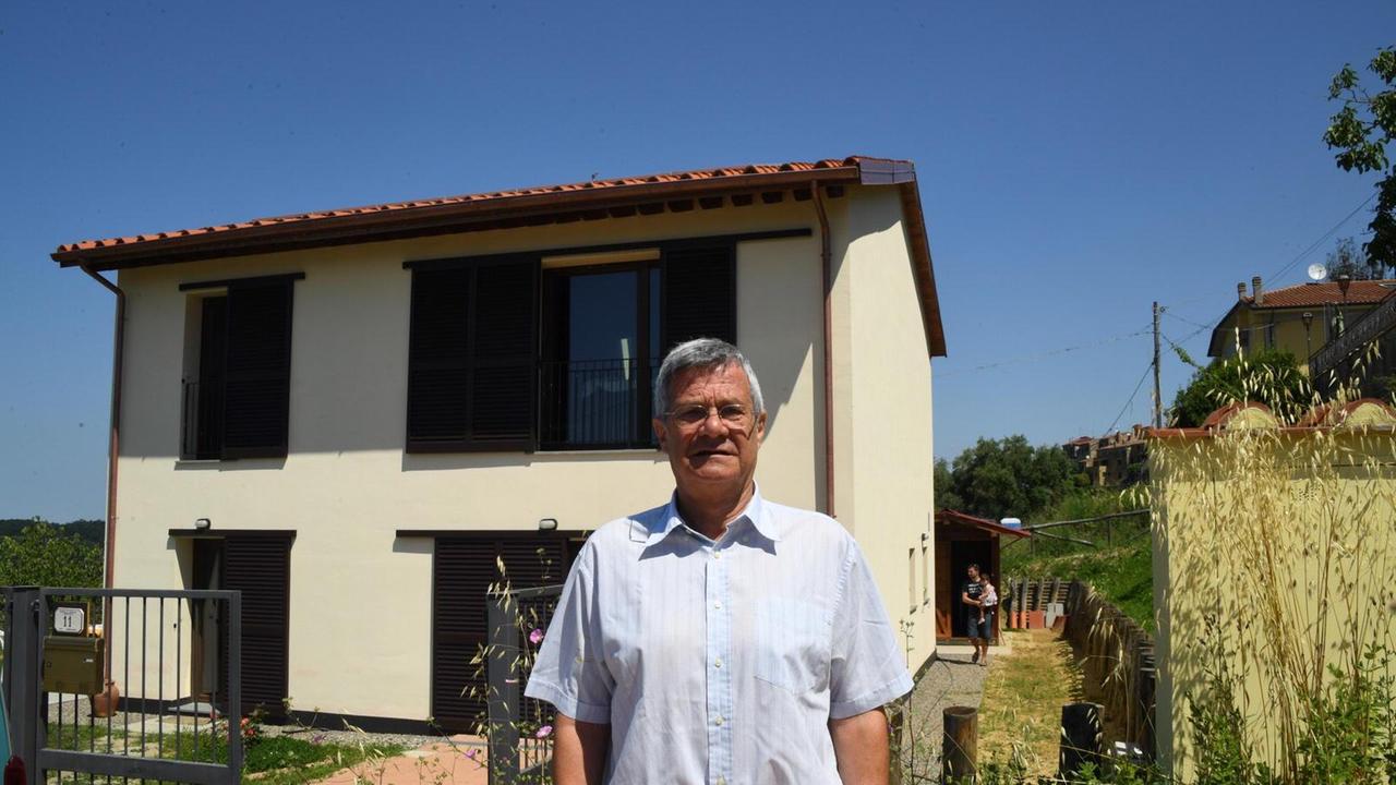 Guido Fabozzi, l’ingegnere che vive nella casa costruita con la paglia (Foto Franco Silvi)