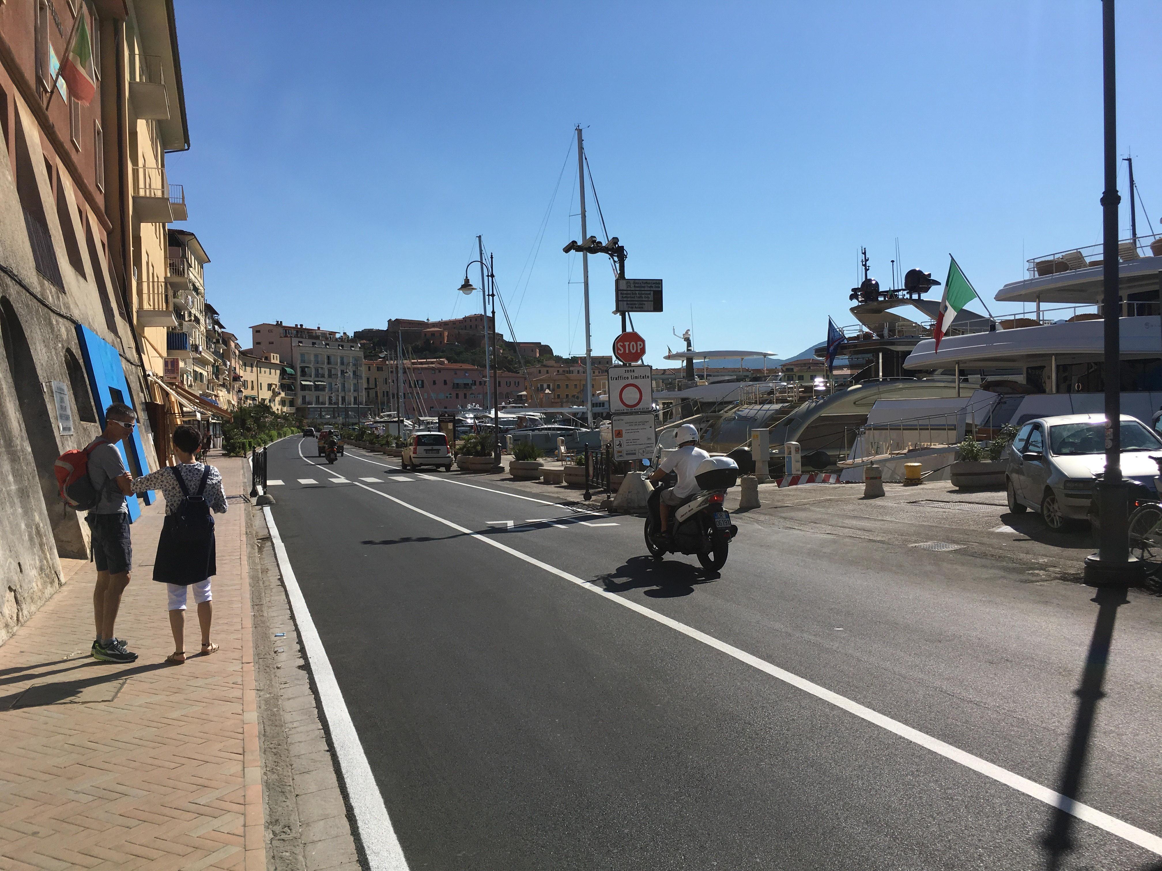 La Calata di Portoferraio dove le auto dei residenti potranno transitare anche di sera