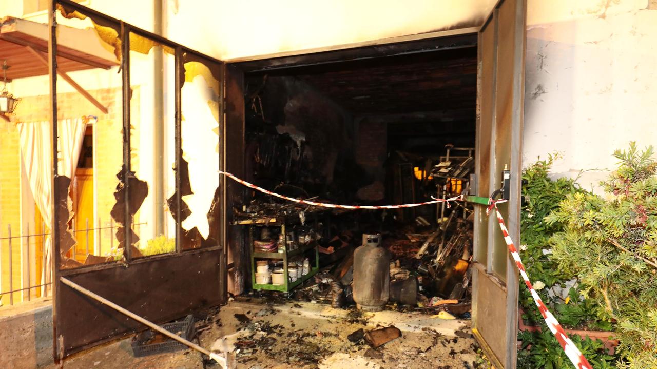 Fiamme nel garage, famiglia evacuata