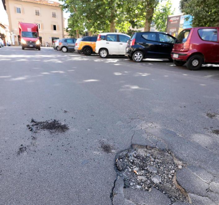 Strade pericolose con buche e avvallamenti 