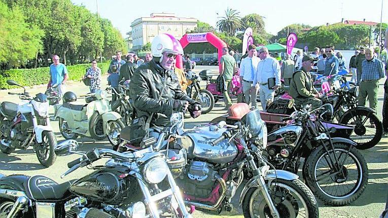 Anche una Vespa in legno al maxi motoraduno