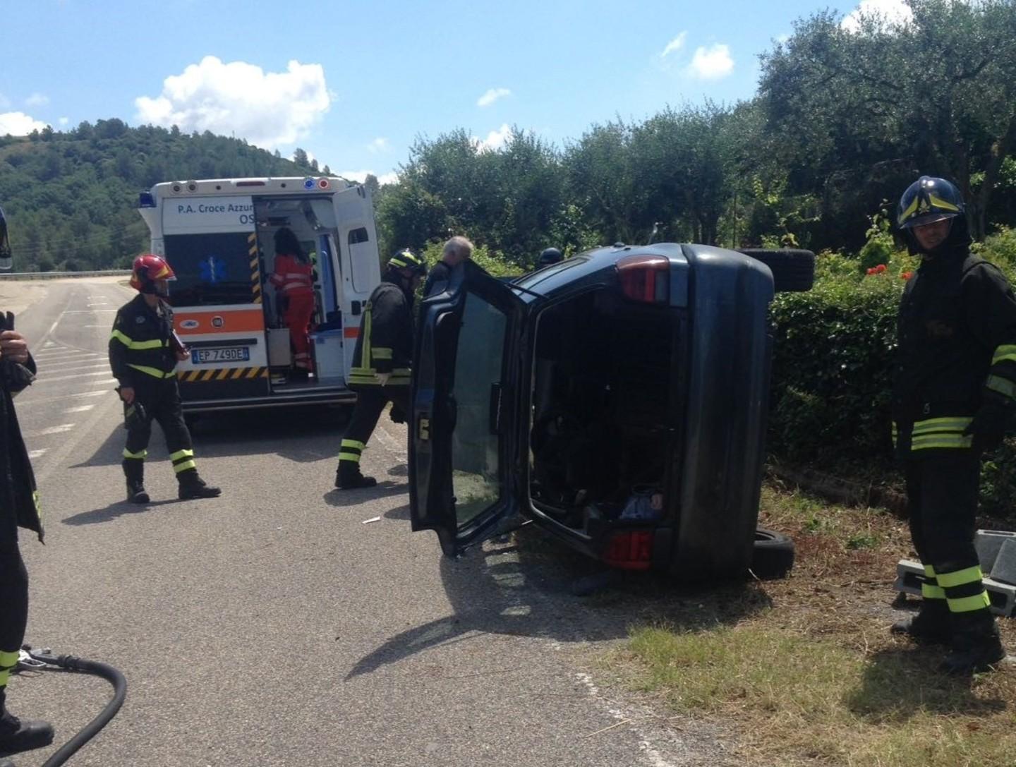 Auto si ribalta sulla Muros-Ossi