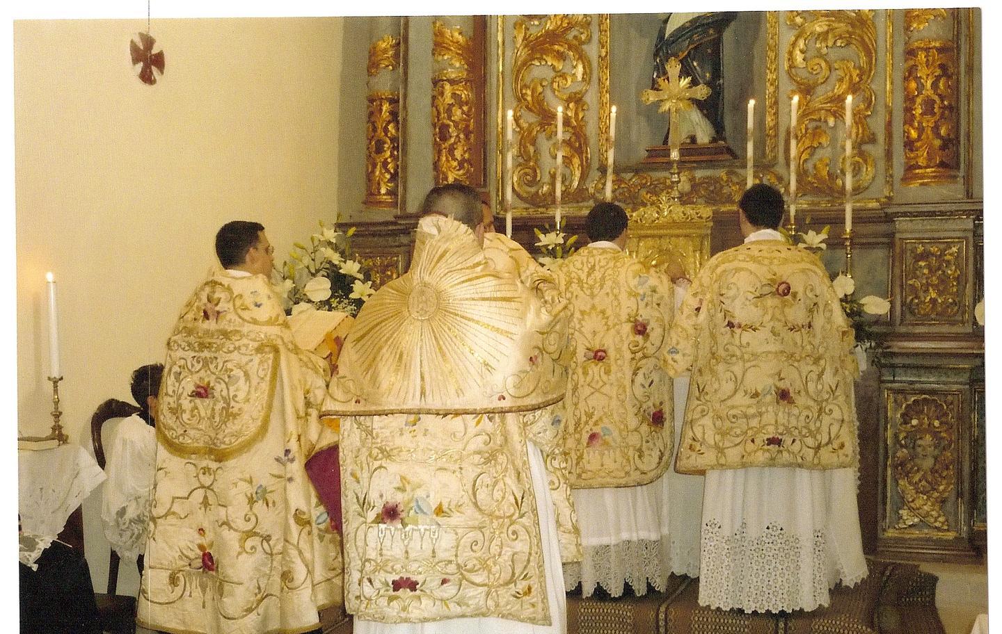 Crollo delle vocazioni: i preti sono pochi e anziani 