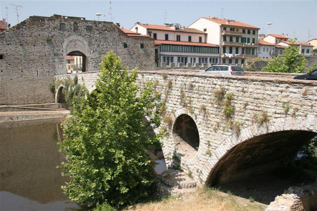 Un tratto del ponte sul Bisenzio vicino via Martini