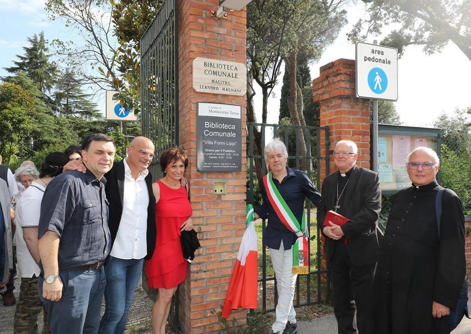 Il momento in cui viene scoperta la targa intitolata a Leandro Magnani (Foto Nucci)