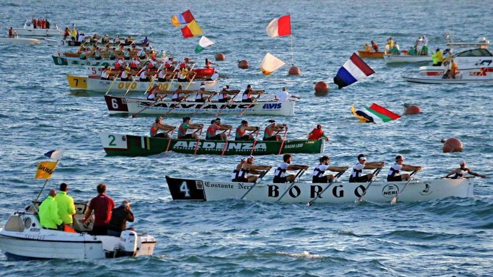 Livorno in bianco e alla Terrazza c’è il villaggio del Palio