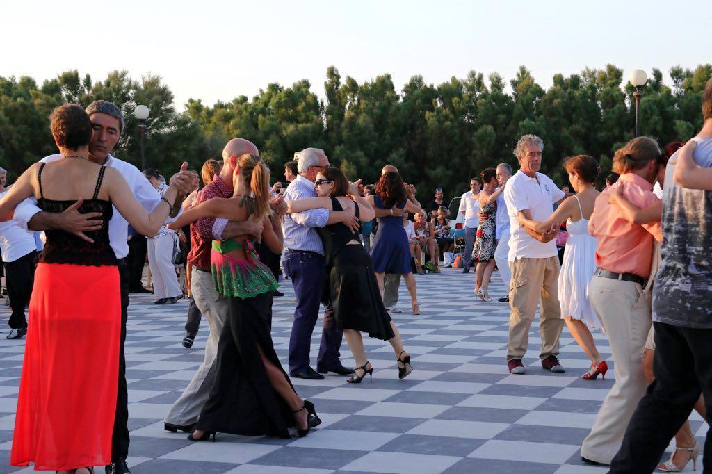 Una milonga sul mare: ecco il gran ballo sensuale