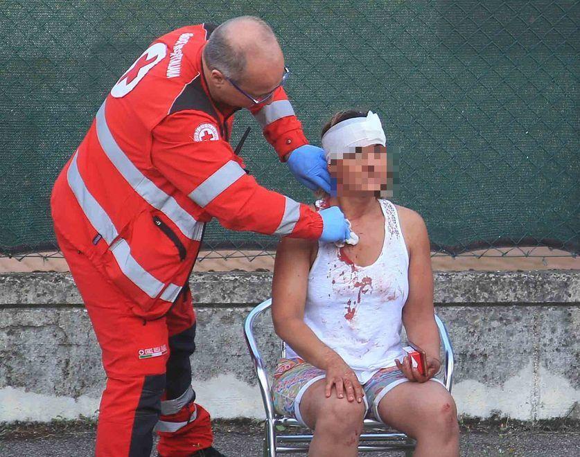 Reggio Emilia, rischia di investire un bimbo in retromarcia e scatta la rissa: 3 feriti 