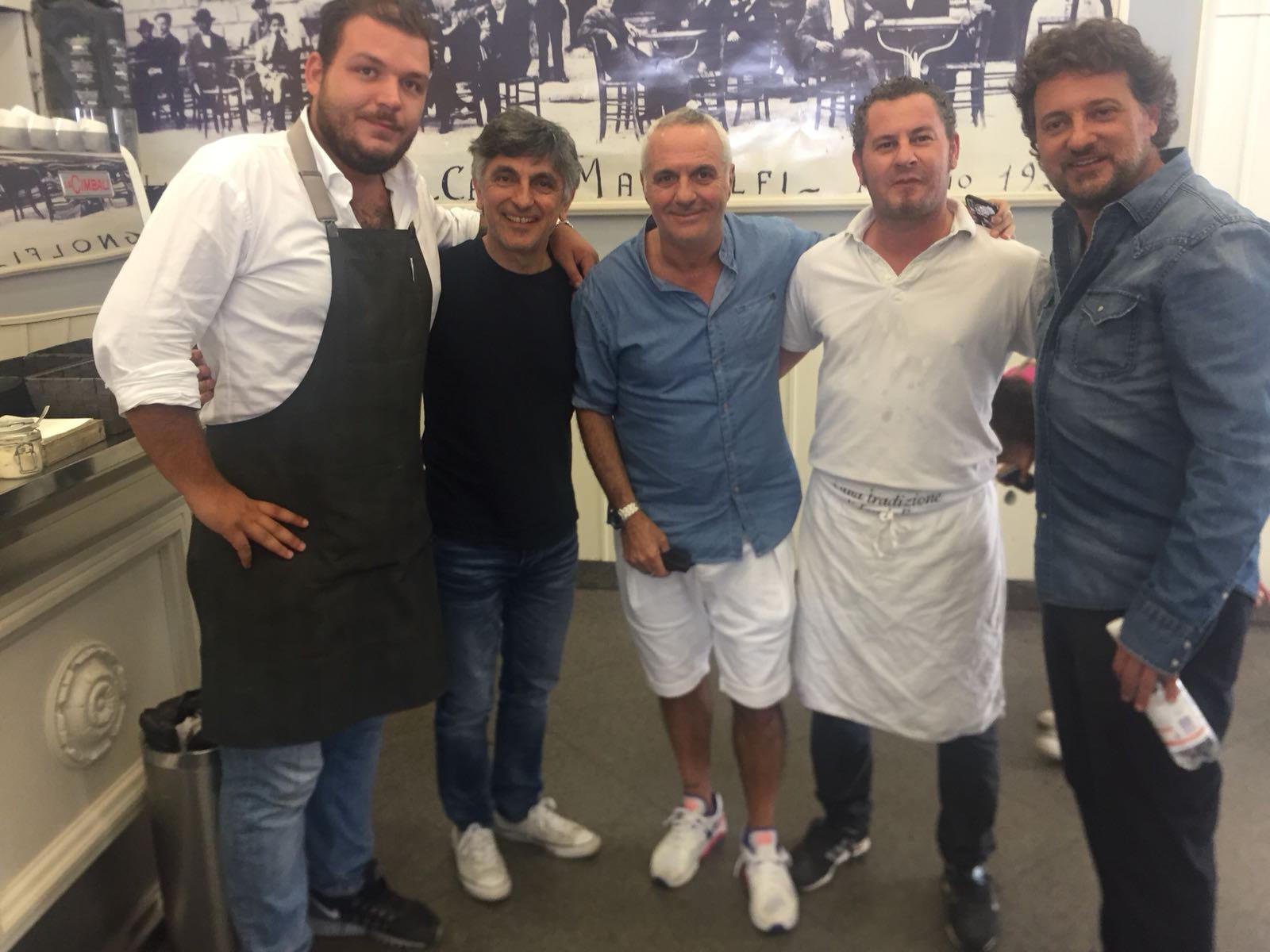 Salemme, Pieraccioni e Panariello insieme ad Antonio e Giacomo del bar Magnolfi (foto Batavia)