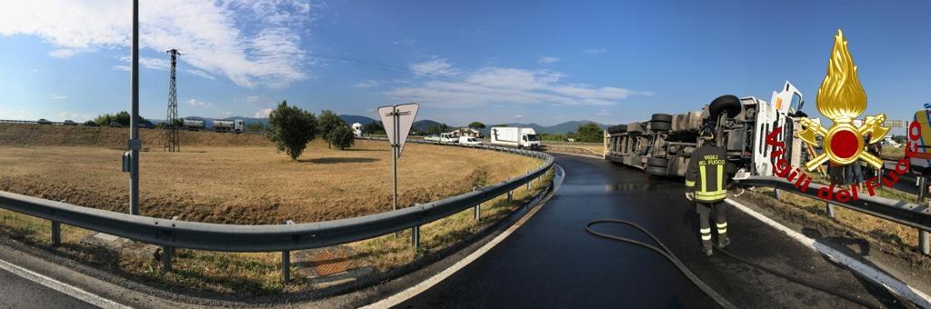 Il Tir ribaltato alla rampa di accesso del casello Prato Ovest