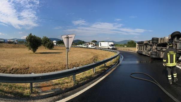 Il Tir ribaltato alla rampa di accesso del casello Prato Ovest
