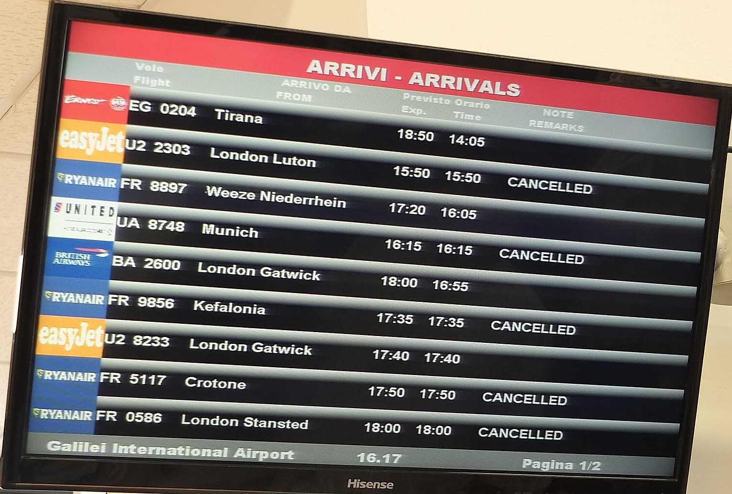 Un tabellone con diversi arrivi cancellati