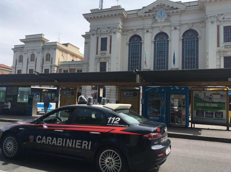La gazzella dei carabinieri davanti alla Stazione
