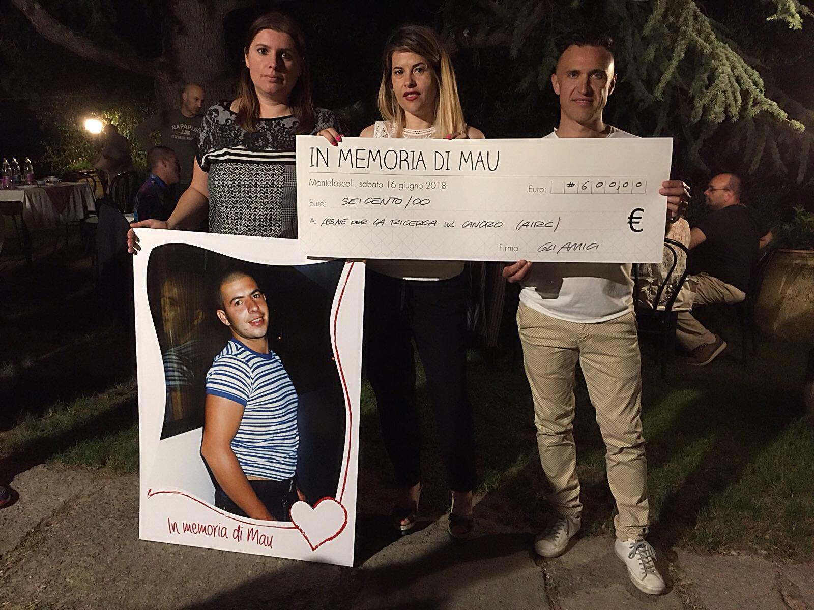 Gli organizzatori della cena per Mau e l’assegno del denaro raccolto per l’Airc