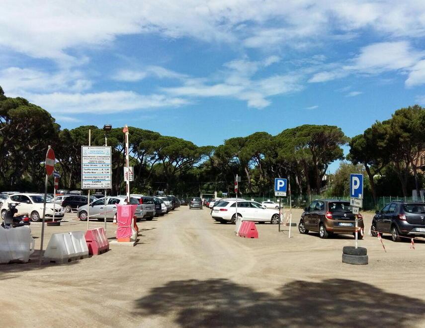 Il parcheggio nel campo sportivo di Castiglioncello