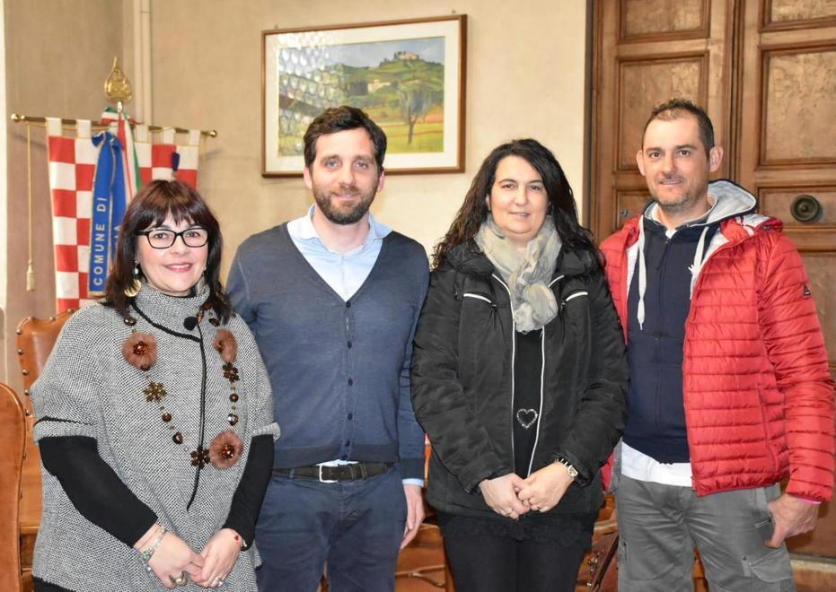 L’insegnante Amelia Bonfiglio, il sindaco Tomasi e i genitori del bambino