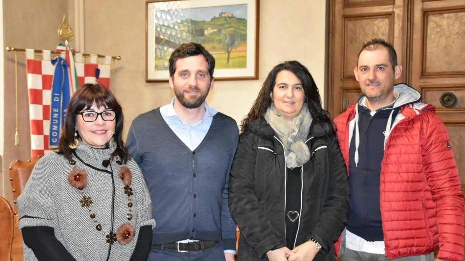 L’insegnante Amelia Bonfiglio, il sindaco Tomasi e i genitori del bambino