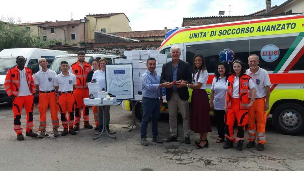 La consegna delle scarpe (presente il sindaco Rinaldo Vanni) alla Pubblica assistenza monsummanese