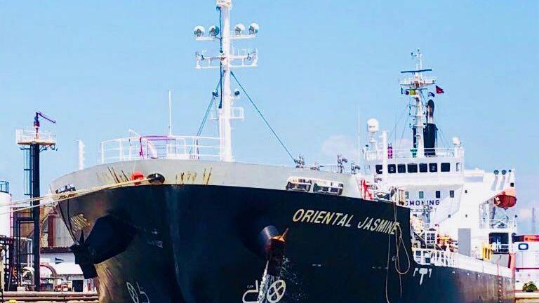 Urto in porto tra gasiera e nave cisterna