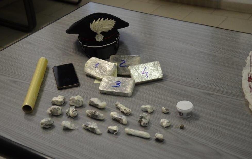 Nasconde la droga su un albero del parco pubblico: arrestato