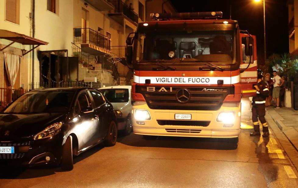 Garage a fuoco, scatta l’evacuazione 