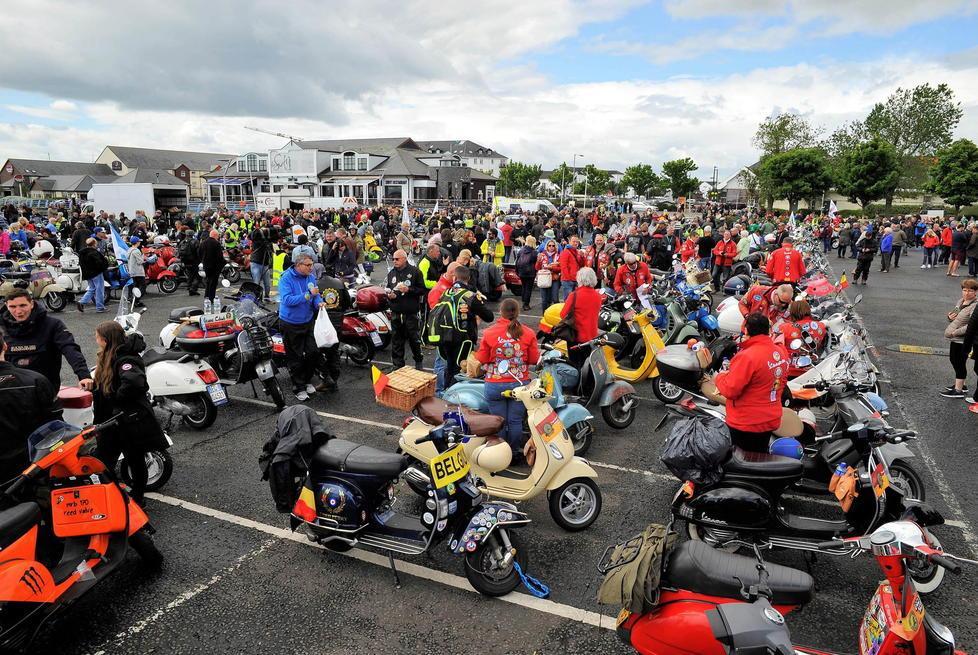 A Belfast migliaia di scooter Vespa da tutto il mondo