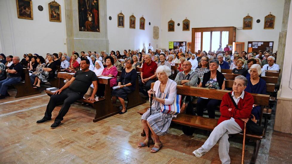 Settant’anni da prete l’abbraccio a don Reno dei suoi parrocchiani