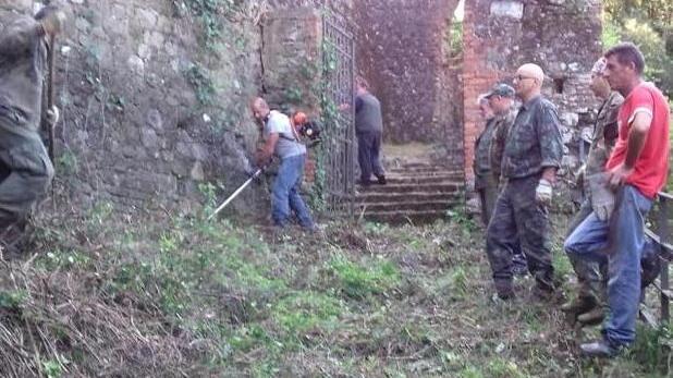 I cacciatori puliscono il sentiero che portava alla Brunellla