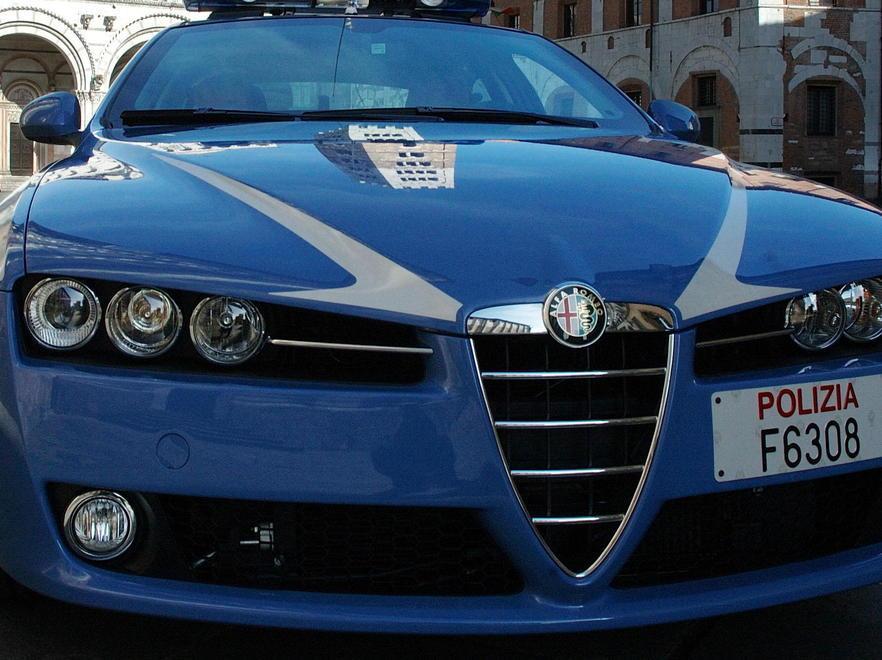 Marito vuole picchiarla, lei scappa 