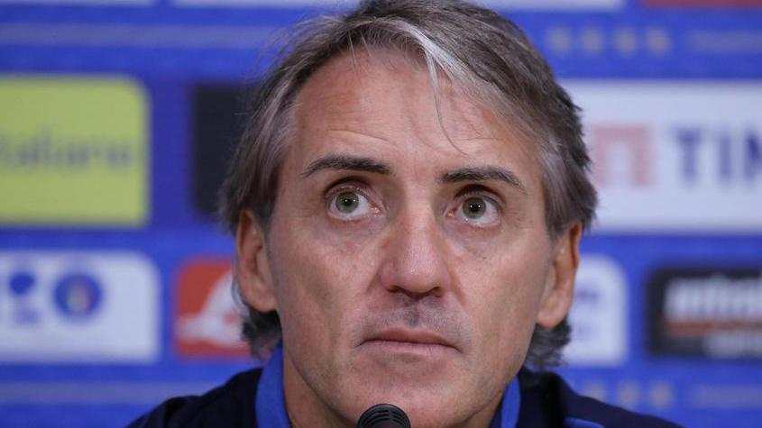 E Mancini soccorre un’anziana investita