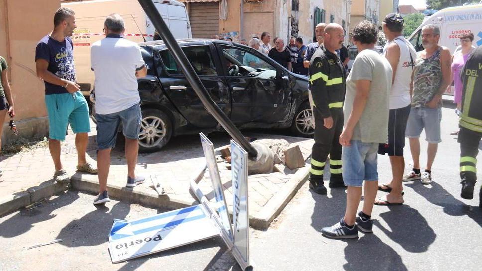 Furgone contro auto in via Bixio ferite due bambine