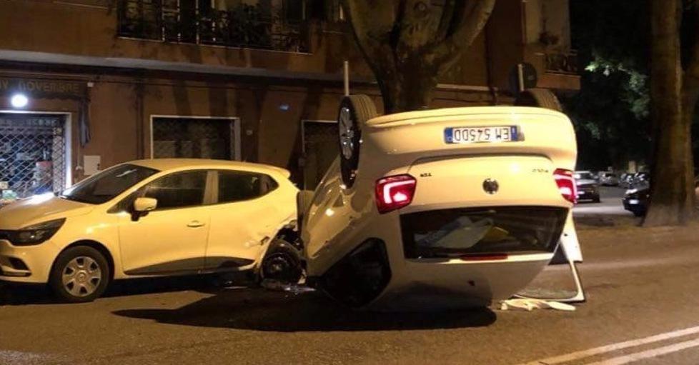 Auto si ribalta, illesa conducente