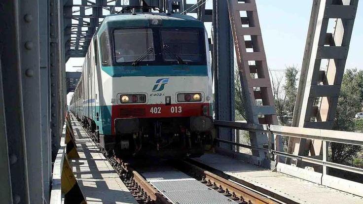 Lavori al ponte, i treni fermano otto volte in più