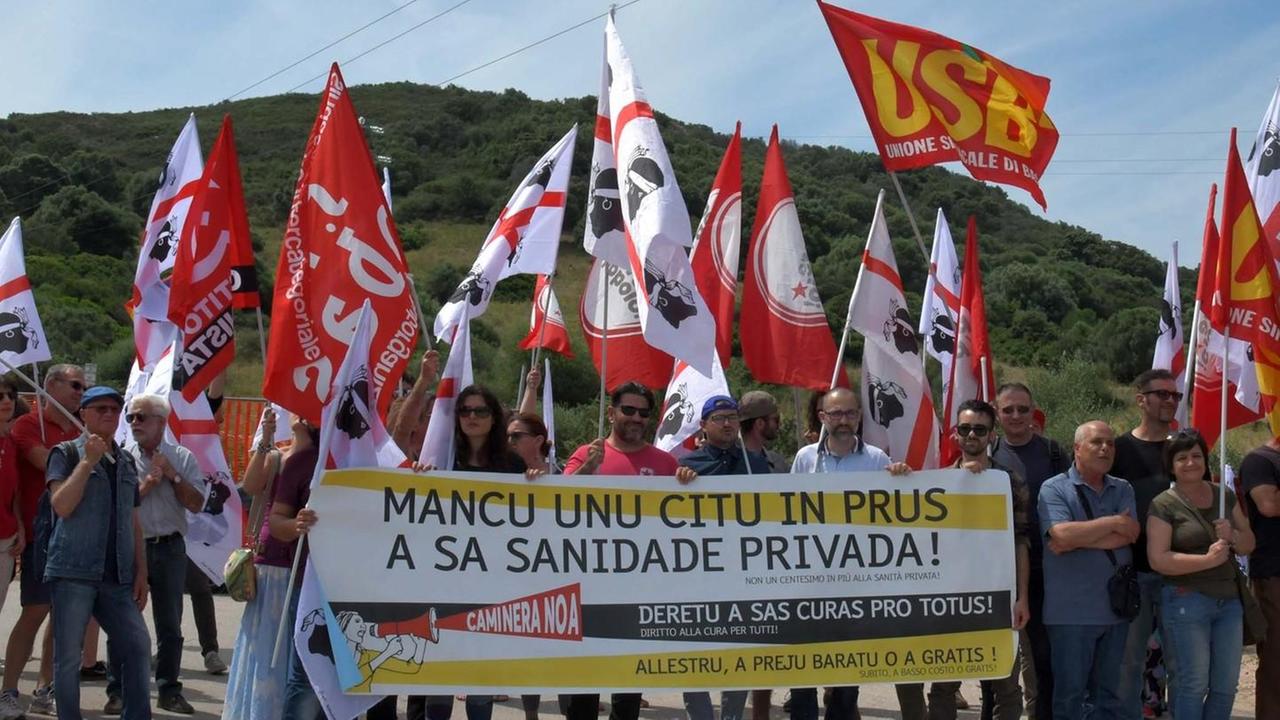 La protesta di Caminera noa: «Così si uccide la sanità pubblica»
