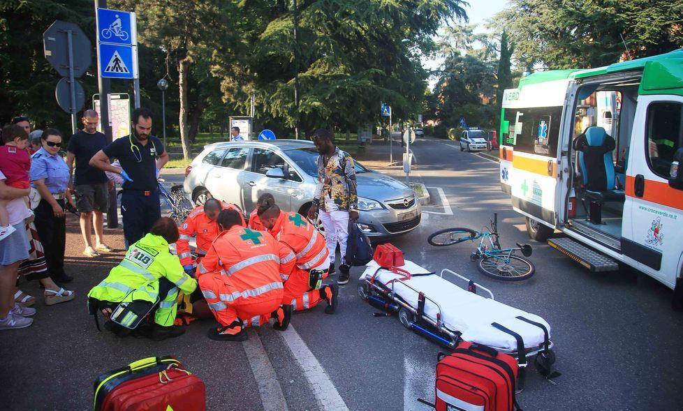 Ciclista investita da un’auto in via Compagnoni
