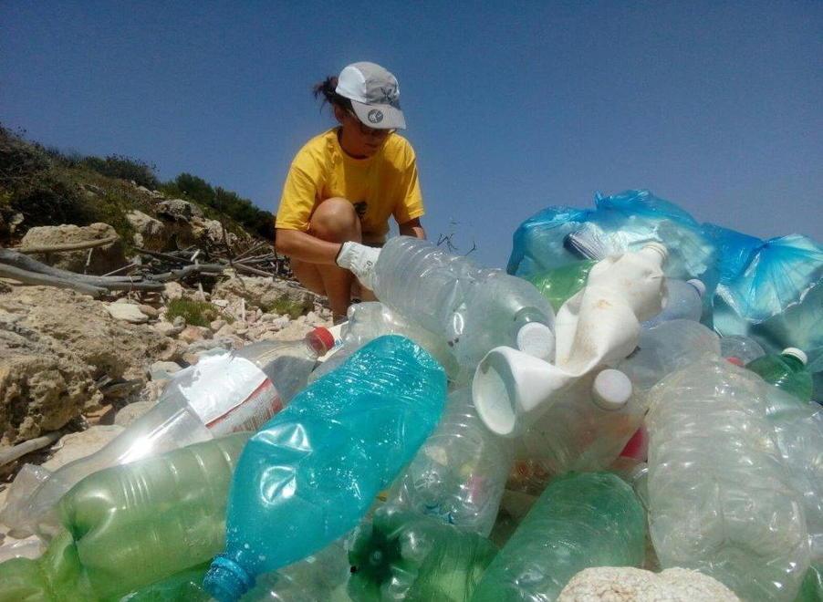 Una delle tante montagne di plastica sulle spiagge toscane