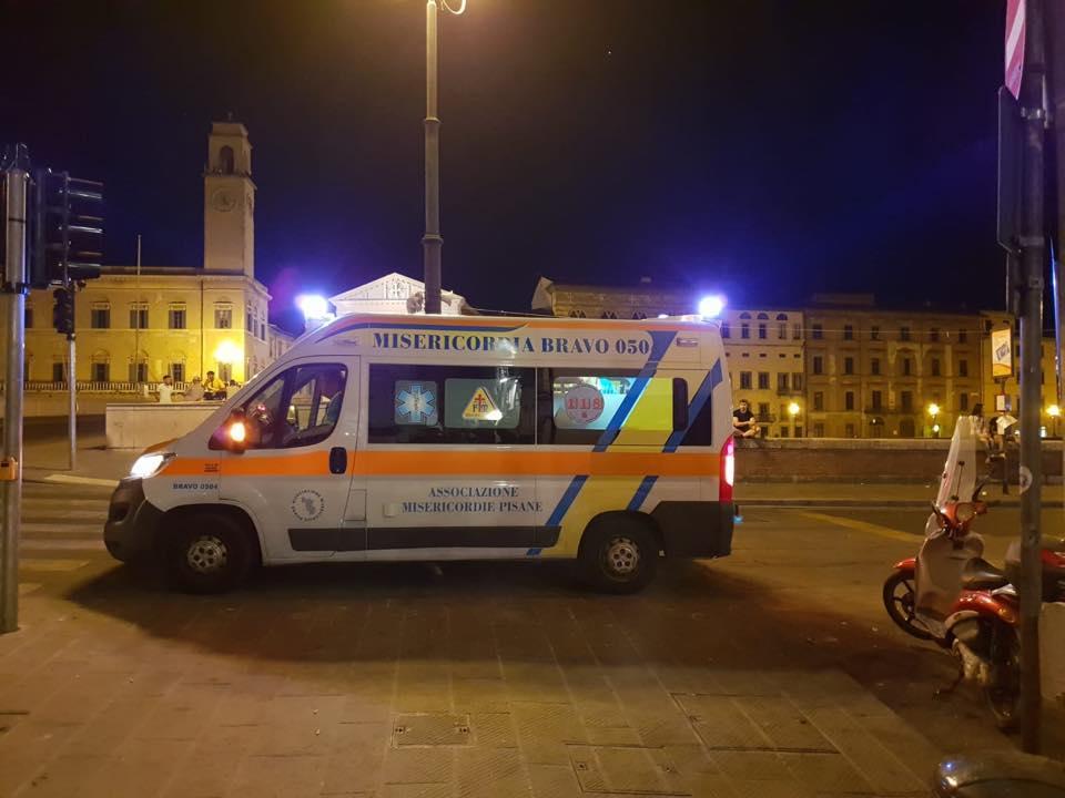 L'ambulanza intervenuta in piazza Garibaldi