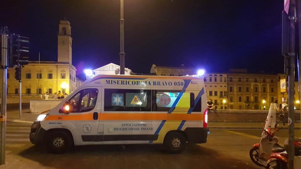 L'ambulanza intervenuta in piazza Garibaldi