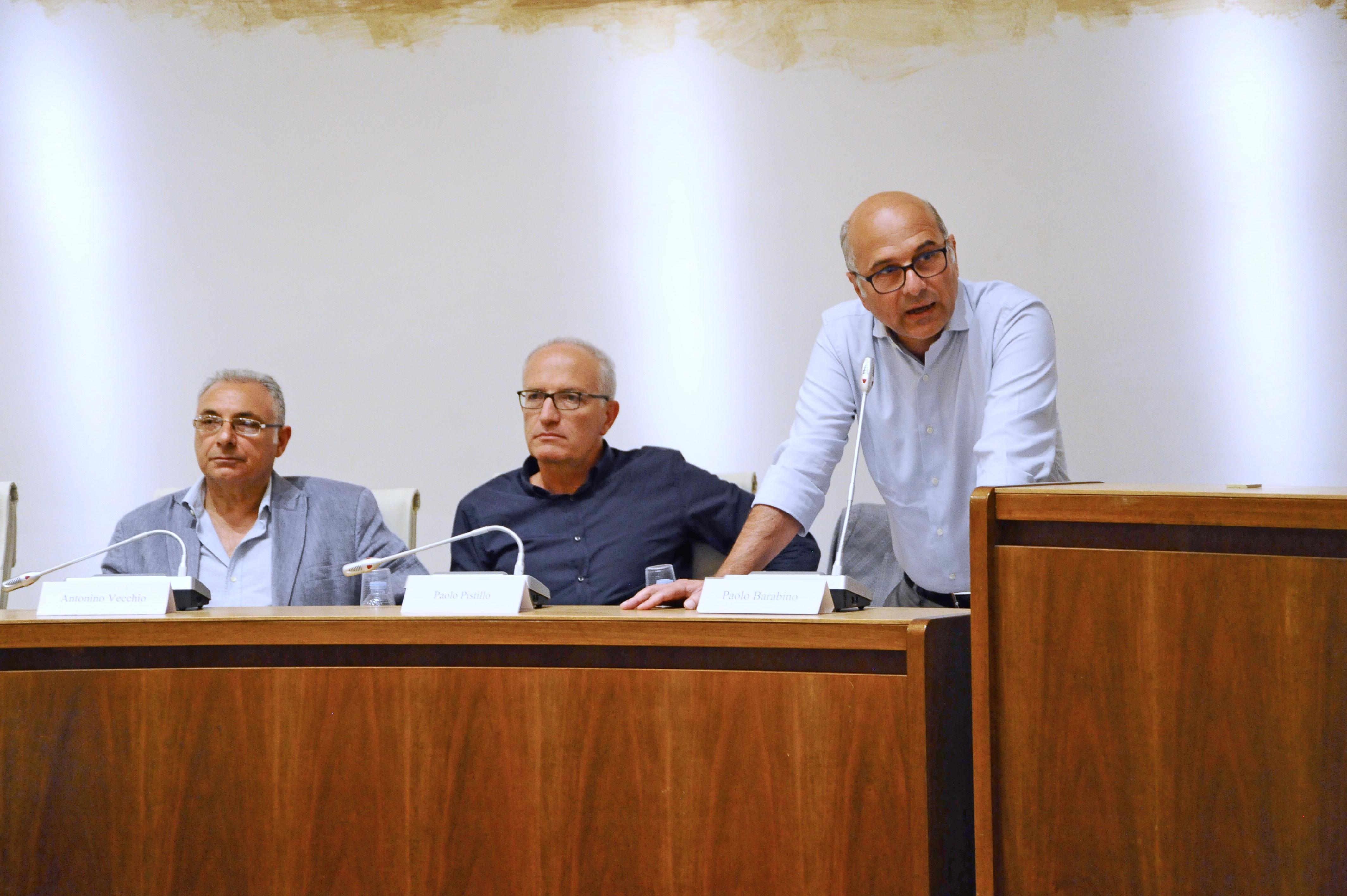 Barabino mentre annuncia la scelta delle opposizioni di lasciare l'aula (foto Michele Falorni/Silvi)